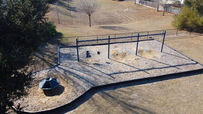 Building Photo - FOR RENT in Newberry 4 Bed, 2 bath corner home