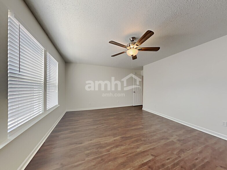 Building Photo - 10890 Clear Spring Dr