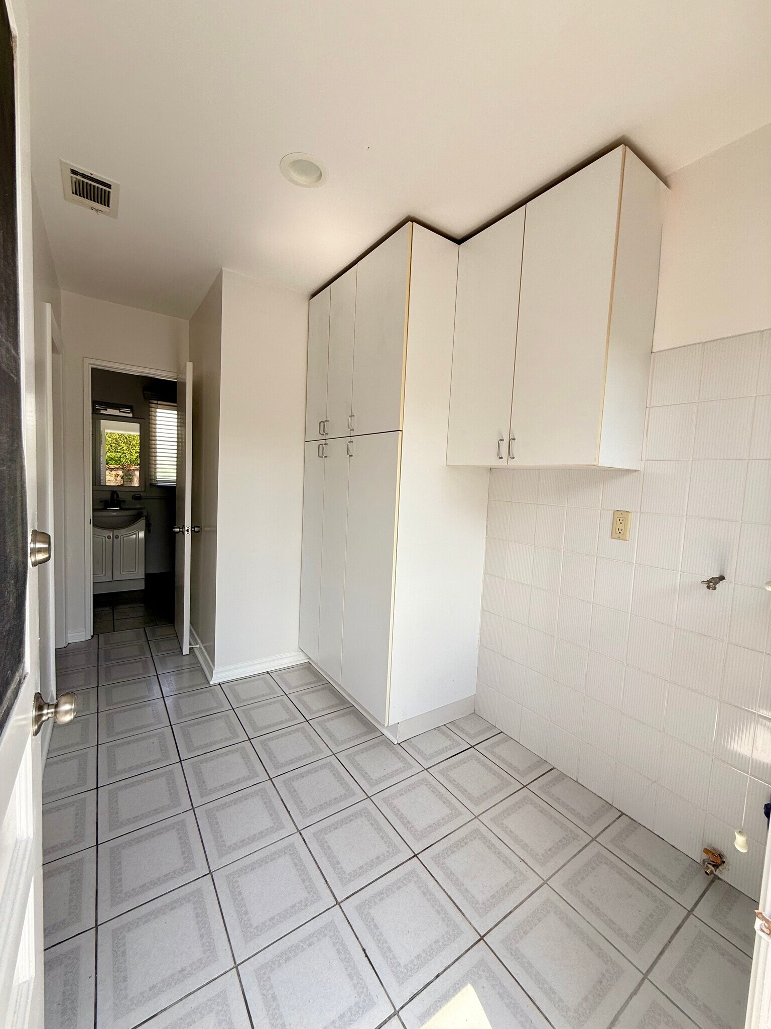 Service Room - 13628 Addison St