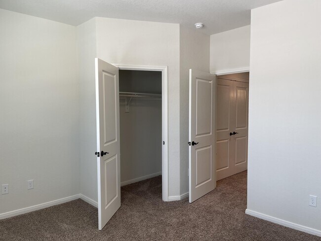 Building Photo - 2202 Sandlewood Cv