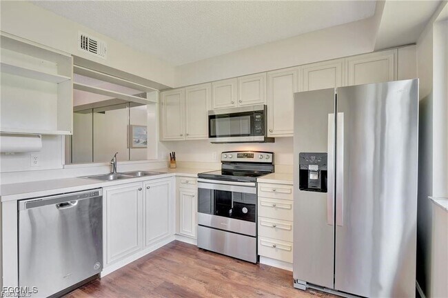 Building Photo - 7406 Lake Breeze Dr