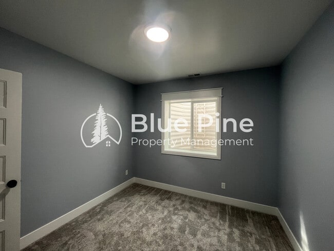 Building Photo - 1885 Mesa Cyn Dr