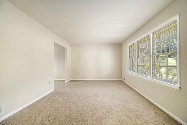 Building Photo - 4 Bedroom 3.5 Bath House