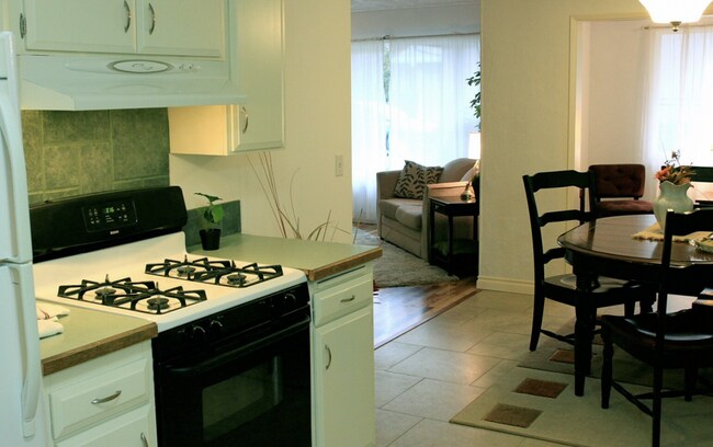 Building Photo - Mid Century Modern in Lakeshore!
