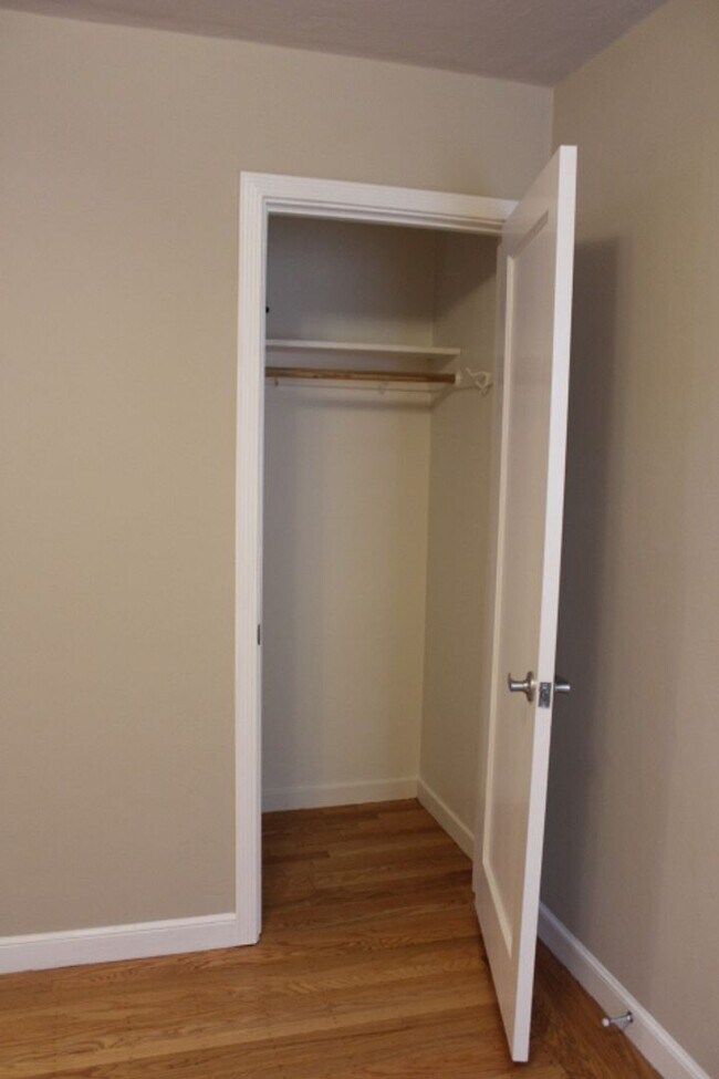 Building Photo - 709 N Claremont St