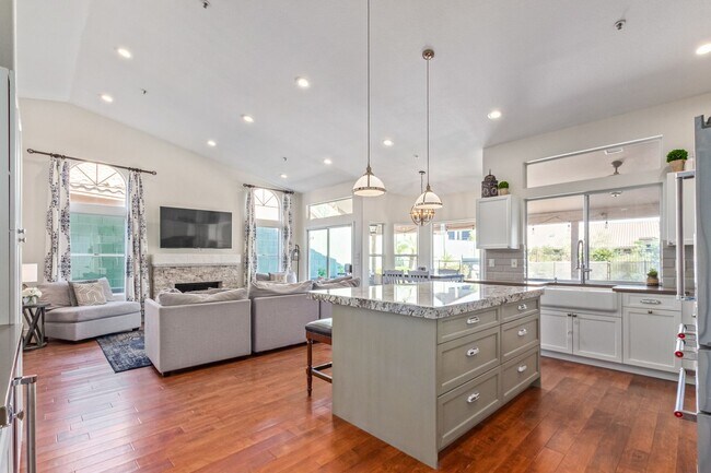 Building Photo - Come Settle In — This Scottsdale Gem Is Re...