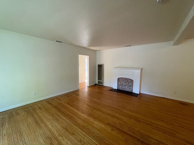Building Photo - Charming 3-Bedroom, 1-Bathroom Home for Re...