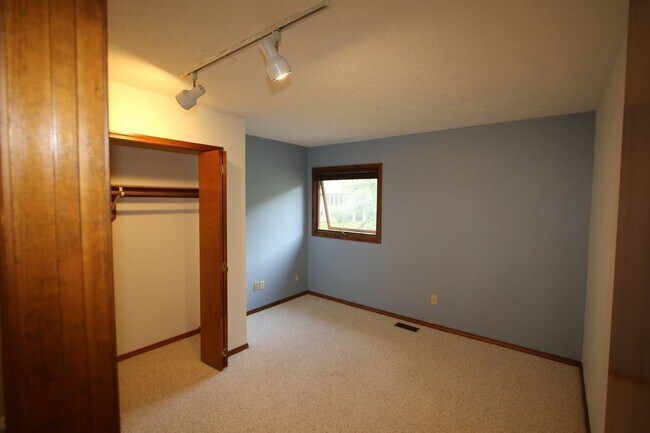 Building Photo - 4 Bedroom Eagle River Home!