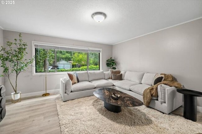 Building Photo - Updated renovations 3BD 2BA 1,050SQ FT in Lake Oswego