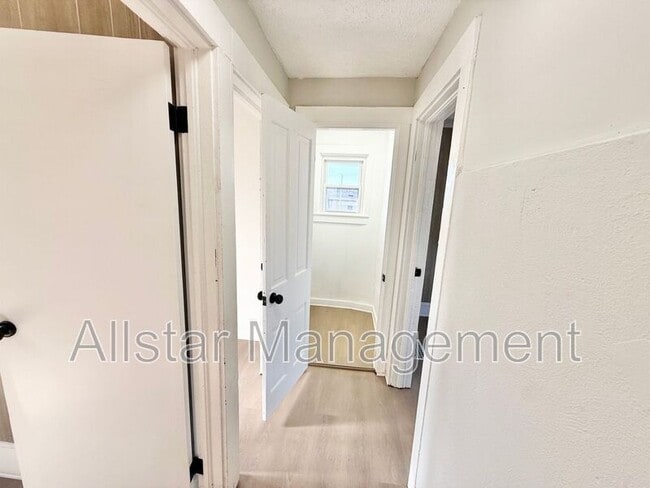 Building Photo - 924 Spring Ave NE