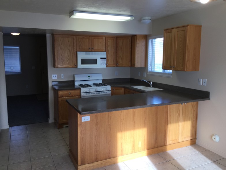Building Photo - 479 Raven Way