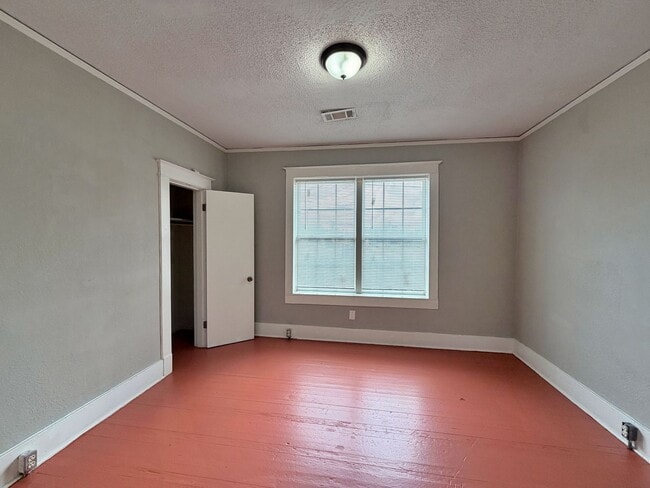 Building Photo - Renovated 2 bedroom Duplex NOW AVAILABLE!! ~ Minutes from midtown/downtown Memphis
