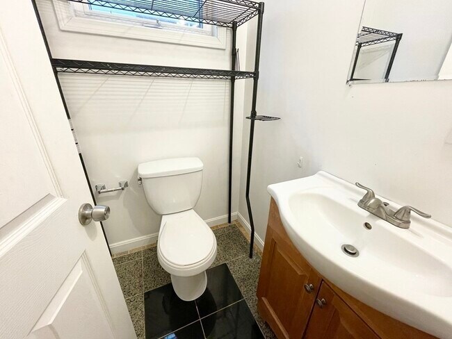 Building Photo - 93A Hillside St