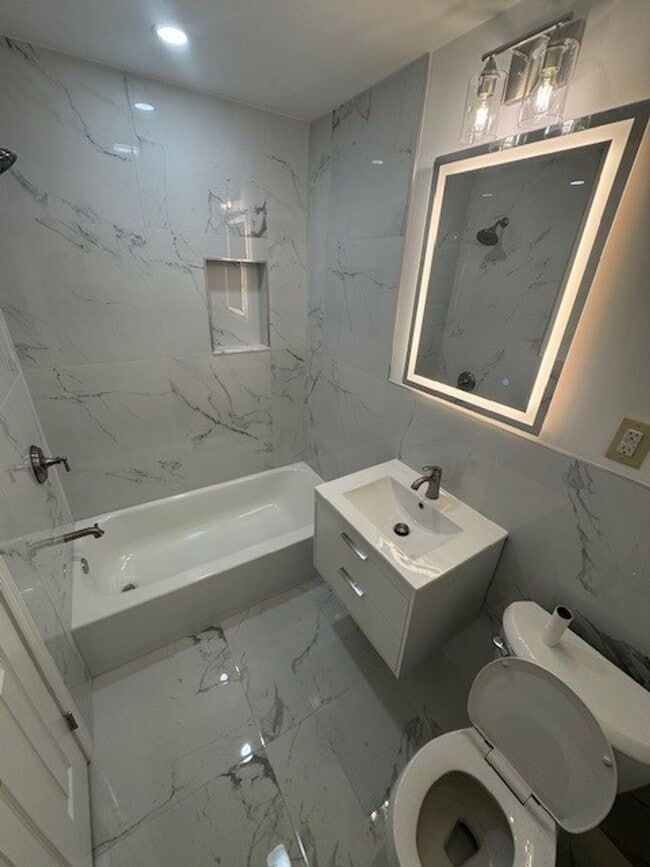 Building Photo - 3 bedroom 2 bathroom