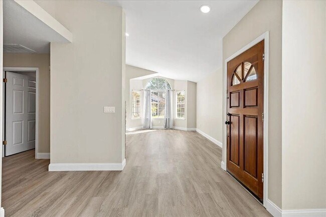 Building Photo - Updated Contemporary 3 Bed / 2 Bath Home w...