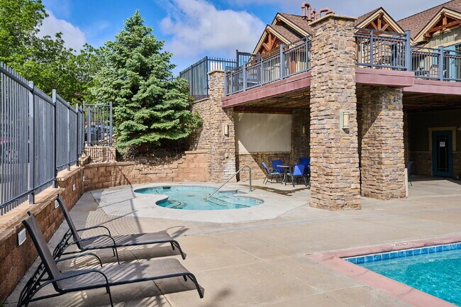 Building Photo - "Charming 2-Bed, 2-Bath Condo Retreat in Littleton - 870 Sq Ft of Cozy Elegance!"
