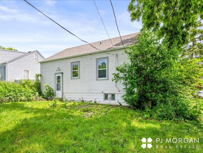 Building Photo - 2 bedroom, 1.5 Bathroom House Available Im...