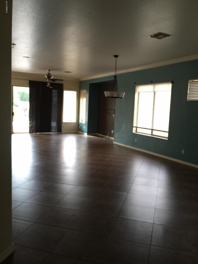 Building Photo - 853 W Raven Dr