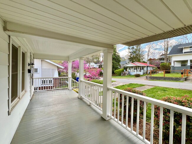 Building Photo - Charming West Asheville Home!