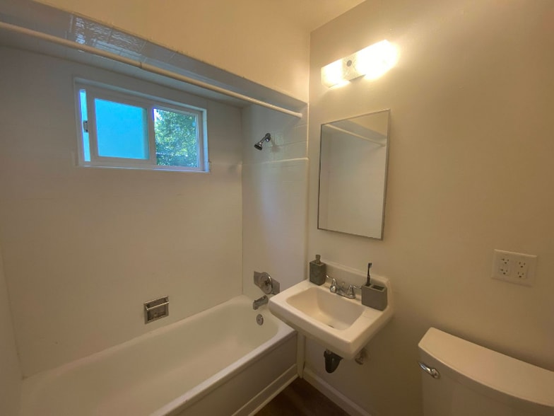 Building Photo - 734 W 3rd St