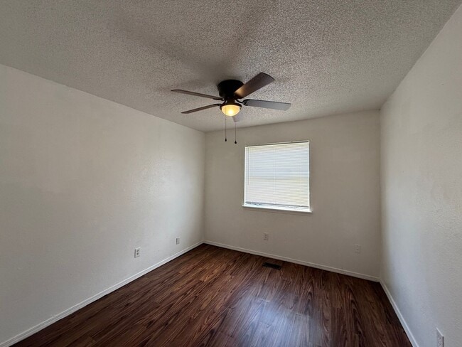 Building Photo - 3 bedroom 2 bath Duplex