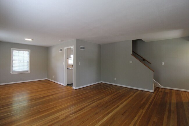 Building Photo - May FREE On This 2 Bedroom 1 Bath Duplex In The Waldo Area