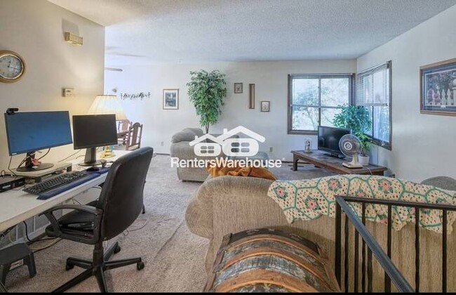 Building Photo - Available 12/1 - Cozy 2 Bed / 1 Bath Side ...