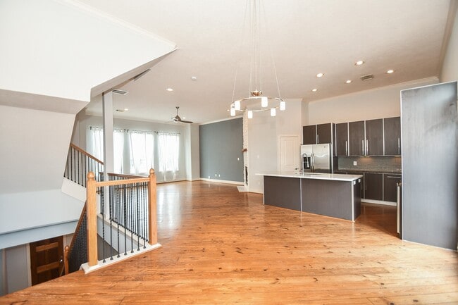 Building Photo - 748 W 16th St