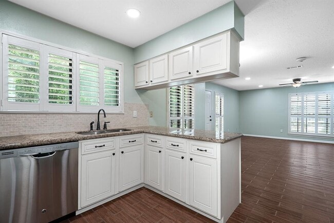 Building Photo - 19 Village Knoll Pl