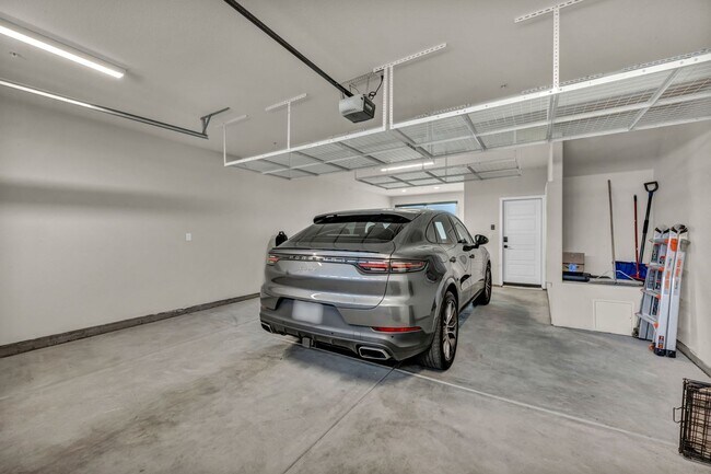 Building Photo - Fully Furnished Modern Townhome with utilities included and flexible lease options available