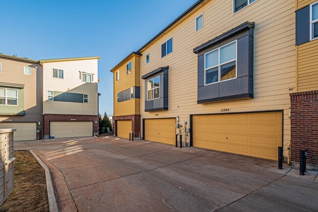 Building Photo - Modern 2BD, 2.5BA Broomfield Townhome with...