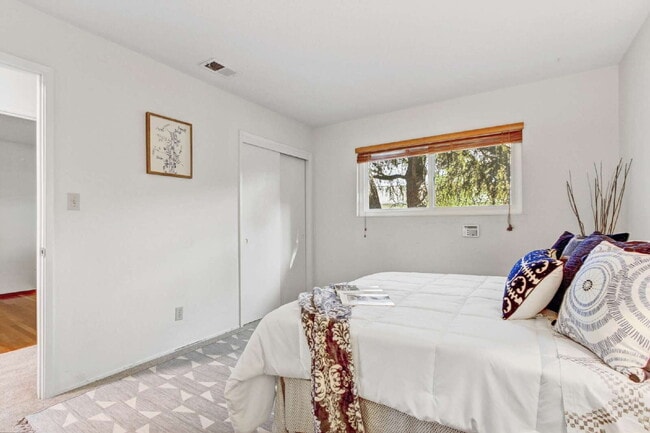 Building Photo - Classic Davis Manor Ranch — 3 Bed, 2 Bath with Covered Patio and Large Yard