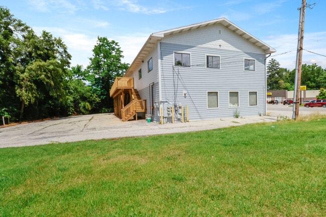 Drive leading back to apartment parking and entrances - 410 Pine Lake Ave