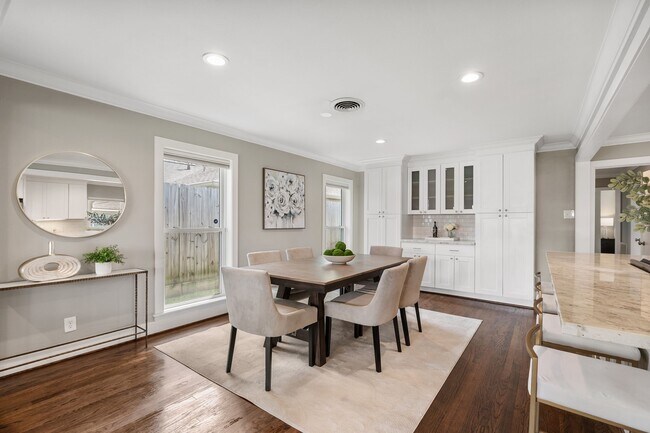 Building Photo - 1902 De Milo Dr