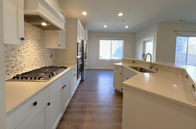 Building Photo - Gorgeous 5-Bedroom Home in University Place!