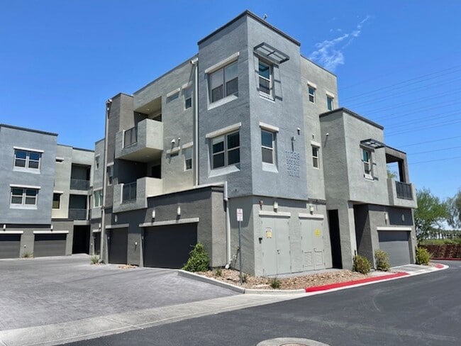 Building Photo - Beautiful Fully Furnished Condo in Affinit...