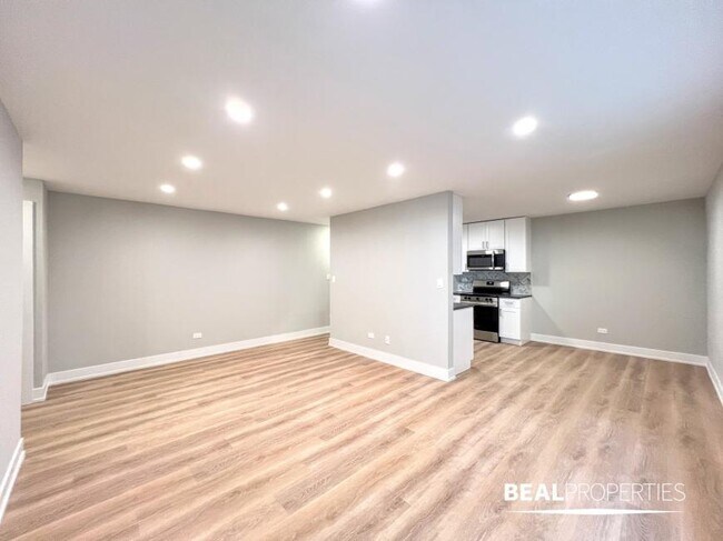 Building Photo - 1 bedroom in CHICAGO IL 60657