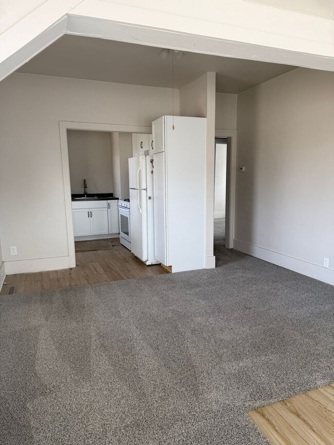 Building Photo - Updated 2 bed 1 bath