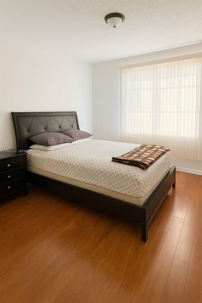 Building Photo - 8040 N Nob Hill Rd