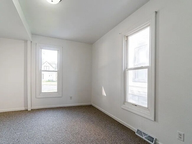 Building Photo - SW 4 bedroom 2 bath with 2 stall garage ne...