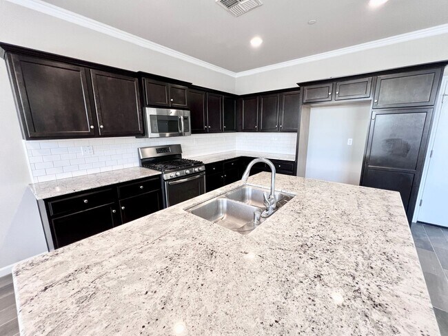 Building Photo - $2,400 Ashlan & Leonard, 3 Bedroom Home - ...