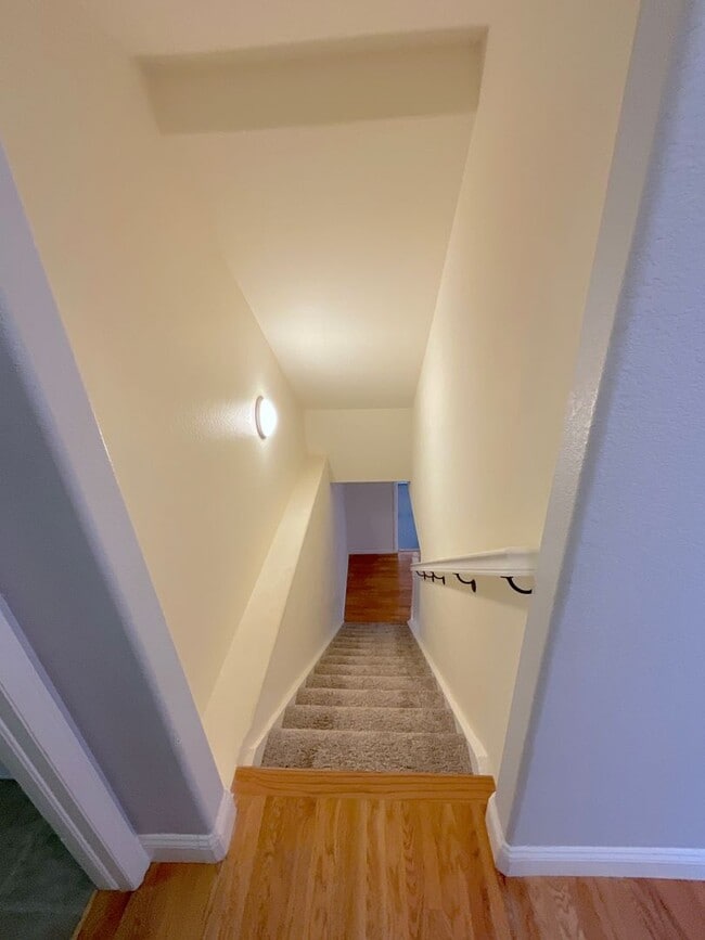 Building Photo - 6 Bedroom Home Available Near North Gate B...