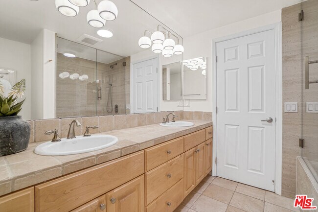 Building Photo - 837 Lincoln Blvd