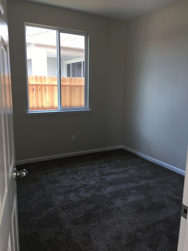 Building Photo - Do Not Disturb Occupants. Apply Now to Schedule Viewing. *****YARD SERVICE INCLUDED*****