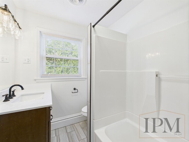 Building Photo - Available Now- Charming 3 Bedroom, 1 Bath ...