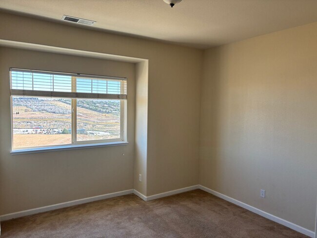 Building Photo - Townhome with city views
