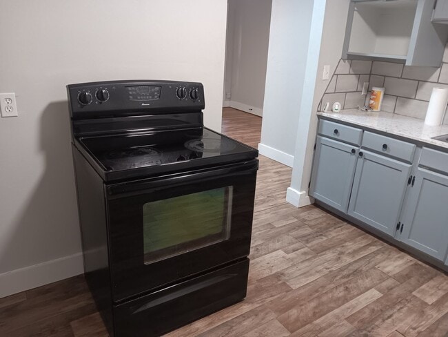 Building Photo - Remodeled & Cozy