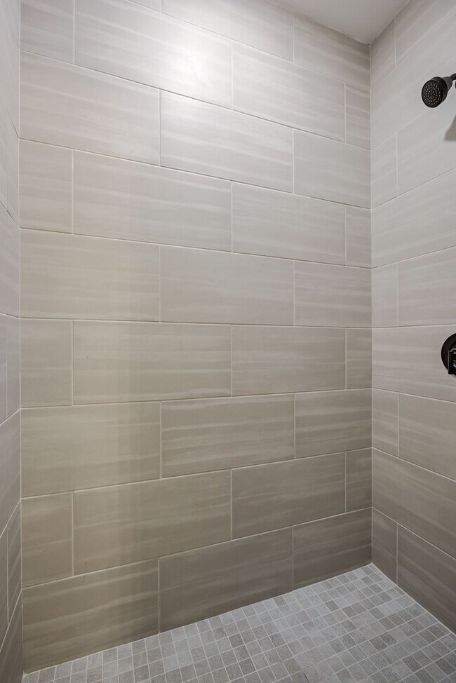 Building Photo - Modern 3BR Retreat | Penthouse + Skyline V...