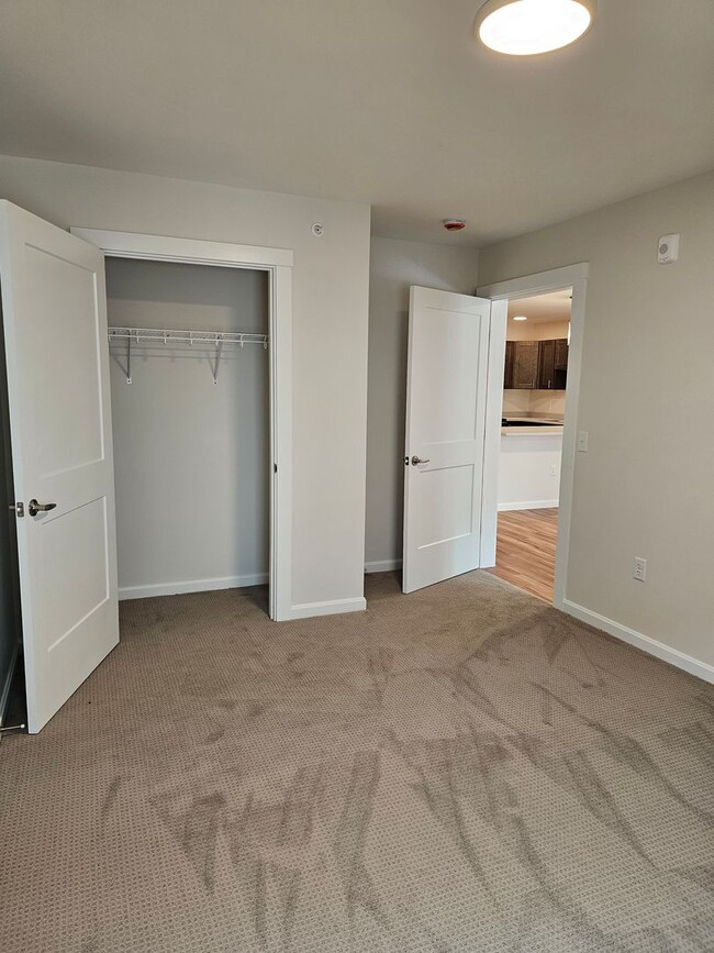 Building Photo - Limited Time Offer:  1st Month Rent Free with new 2 Bedroom Lease: Corner 2 Bedroom/ 2 Bathroom A...