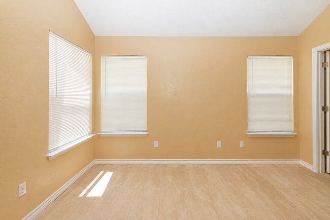 Building Photo - 2308 Woodlands Dr
